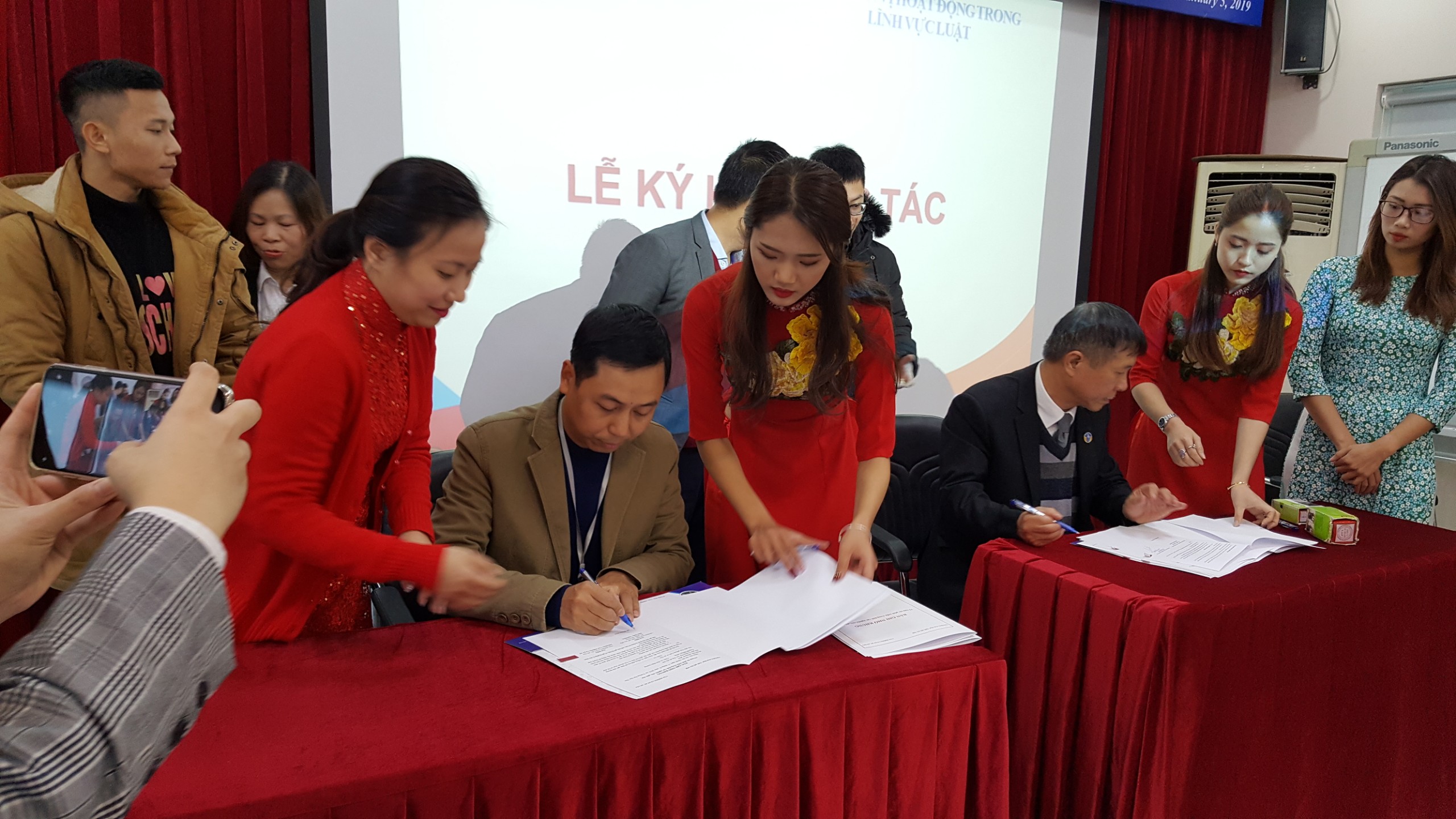 Lễ kí kết hợp tác với các tổ chức hành nghề luật trong đào tạo sinh viên ngành luật tại trường Đại học Thủ đô Hà Nội